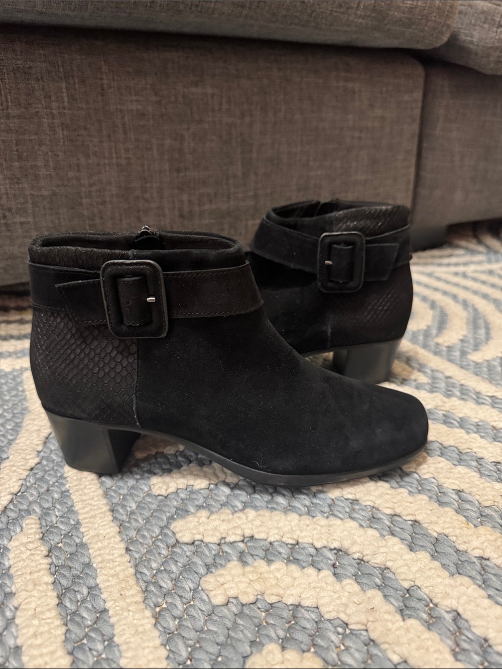 Munro Black Suede Ankle Booties Size 8 Narrow Buckle Side Zip